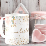 Rosa forals eucalyptus guld sparkles namn kaffemugg<br><div class="desc">En vit chic bakgrund. Dekorerad med blommigtar för rosa, blommor (ro) och grönt vattenfärgade eukalyptus löv, sprig, grönsaks- och faux guld-sprigs. Golden sparkles. Anpassa och lägg till ett namn. Namn är skrivet med ett modernt handskript i stil med dekorationer. Om du bara vill behålla utslagen tar du bort exemplet namn...</div>