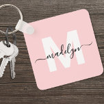 Rosa - första Namn-monogram Nyckelring<br><div class="desc">Skapa din egen Snyggt Modern Anpassningsbar World Traveler Girly Rosa Monogram Square Keychain. Den här söta fyrkantiga nyckelkedjan för med sig en roligt och en modern beröring till dina vardagsbehov. Utformningen har ett fet vitt monogram som inledningsvis är centrerat på en mjuk rosa-bakgrund, med ditt namn i ett svart skript...</div>