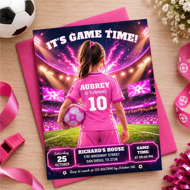 Rosa fotbollstematisk födelsedag inbjudningar (Skapare uppladdad)