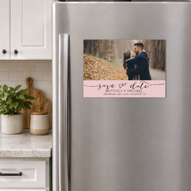 Rosa Foto Spara Datum Magnetisk Inbjudningskort (Romantic blush pink save the date magnet featuring elegant handwritten typography)