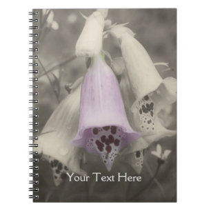 Rosa Foxglove blomma in Black and White Notebook Anteckningsbok