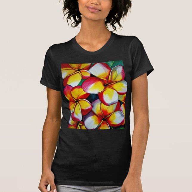 Rosa Frangipani-blomman på svart t-shirt (Framsida)