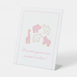 Rosa Frosted dekorerar din egen djurkaka