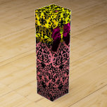 ROSA FUCHSIA RIBBON, BLACK GULD ART NOUVEAU DAMASK VINLÅDA<br><div class="desc">Elegant guld-gultens presentlåda med pulserande 3D-topaz,  lila ametyst-gemsten,  klasskläder,  unika Art nouveau-dammar,  enkelt anpassade med din text för bröllop vin,  nuptiell gåva,  söt 16,  babyduschar,  möhippor,  quinceanera-födelsedagsfester,  Bat mitzvah,  romantiska förlovning duschar,  jul,  helgdag , kontor,  familjeåterförening,  nytt års kväll firande,  årsdagar,  sammankomster,  skola-studenten eller vad som helst du vill!</div>