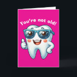 Rosa Funny Tooth Birthday Kort<br><div class="desc">Lustigt rosa tandfödelsedagskort med en rolig tandtand med solglasögon med tummarna på framsidan. Meddelandet på insidan har en rolig tandpun men kan redigeras om du vill. Det skulle göra ett lustigt födelsedagskort för tandläkaren,  tandhygienist osv. i ditt liv.</div>