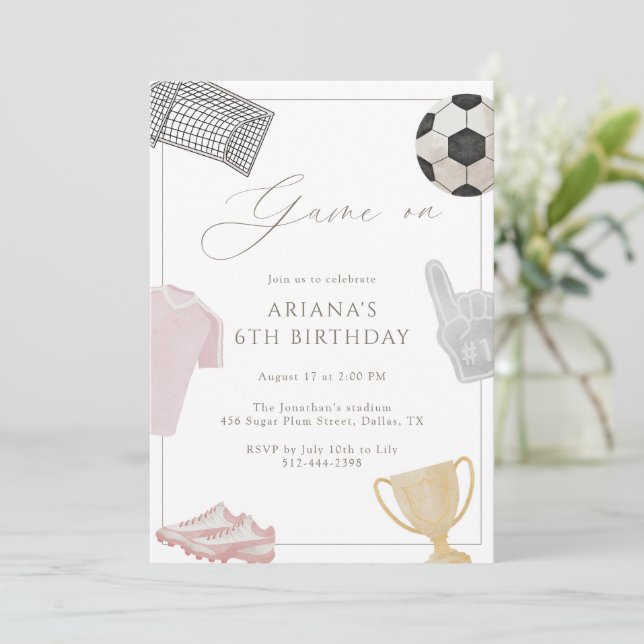 Rosa Game On Fotboll Födelsedagsfest Flicka Sport  Inbjudningar (Stående Fram)