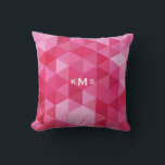 Rosa Geometric Mönster Monogram Pillow Kudde<br><div class="desc">Anpassadets kudde med en övertoning av rosa geometriska trianglar mönster. Denna moderna monogramkudde kommer att vara en perfekt som är knuten till vilket rum som helst.</div>