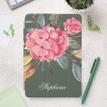Rosa Geranium Garden Grönt iPad Mini Skydd<br><div class="desc">Täcket har en pulserande rosa-geranblomma på en lush-grönts bakgrund, som fångar färskheten hos en blomstrande trädgård. Den påfallande kontrasten och de invecklade detaljerna gör iPad Mini till ett verkligt konstverk. Lägg till ditt namn, monogram eller en meningsfull inskrift för att göra det här skyddet unikt för dig. Oavsett om du...</div>