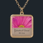 Rosa Gerber Daisy Bröllop Guldpläterat Halsband<br><div class="desc">Den elegant Rosa Gerber Daisy Bröllop Pendant Necklace gör en unik keepsaké-gåva från bröllop eller möhippa eller möhippa. Anpassa den med namnen av briden och trippen och bröllop-datumet. Den här anpassningsbar blommigt bröllop halsband har ett digitalt målat naturfoto av en rosa daisy blomma blommar på en brantbakgrund inuti en guld...</div>