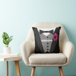 Rosa Gerber Daisy Grooms Tuxedo Pillow Kudde<br><div class="desc">Du anpassar den här Whimsical Tux Pillow för att säga vad du tycker om eller använda den befintliga mallen på samma sätt som för Groom</div>