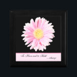 Rosa Gerbera Daisy Flower Annibröllopsdag Trinket  Smyckeskrin<br><div class="desc">Anpassadets smyckeskrin har en mjuk rosa och gult gerbera-daisy blomma på den och frasen "Att ha och hålla... ""alltid", vilket skulle göra det till en idealisk presentlåda för bröllop för att lagra en överraskningsjubileumsgåva, eller låta det vara själva presenten för din speciella person att lagra värdefulla minnesmärken eller juveler i....</div>