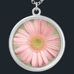 Rosa Gerberahalsband Silverpläterat Halsband<br><div class="desc">En härlig gerbera i ett mycket ljust - rosan och ett mjukt grönt öga gör detta ett älskvärt halsbandhänge. En ursnygg gåva för en kvinna eller en tonårs- flicka.</div>
