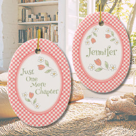 Rosa Gingham "Bara en till kapitel" Personlig Julgransprydnad Keramik