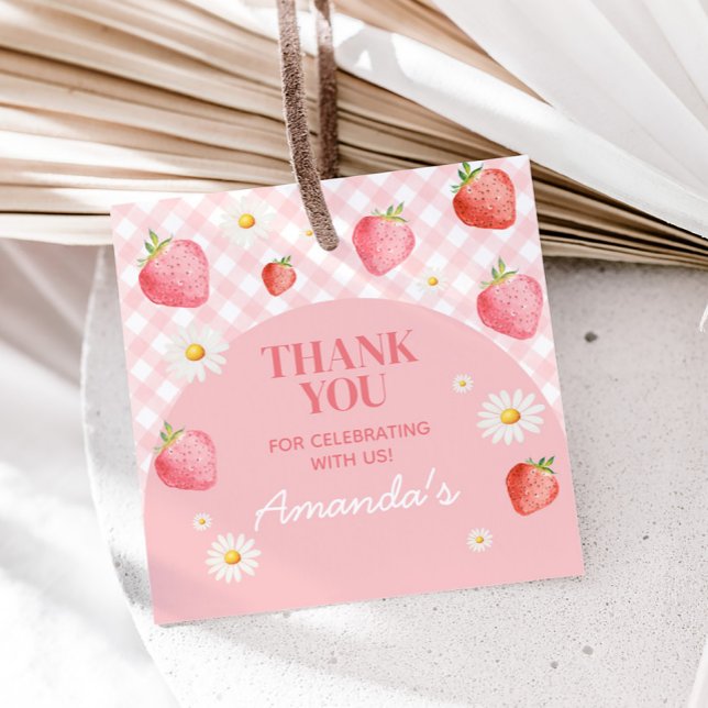 Rosa Gingham Berry First Födelsedagsfest Square Gåvor Etiketter (Pink Gingham Strawberry Berry Birthday Party Square Favor Tags)