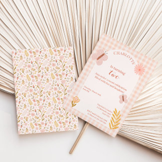 Rosa Gingham Butterfly med blommor Birthday Inbjudningar