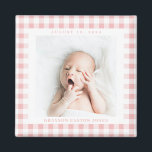 Rosa Gingham Check Baby Birthdate Magnet<br><div class="desc">Söt  rosa gingham-kontroll är ett charmerande sätt att ram fotografera ett nyfödd bebis och fira ankomsten med en kvadratmagnet med namn och födelsedatum. Gör den här magneten i baby för en ny förälder,  mor- och farföräldrar och familj eller vänner.</div>
