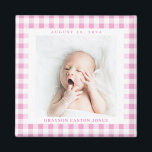 Rosa Gingham Check Baby Birthdate Magnet<br><div class="desc">Söt  godis gingham-kontroll är ett charmerande sätt att ta ett foto av nyfödd bebis till ram och fira ankomsten med en kvadratmagnet med namn och födelsedatum. Gör den här magneten i baby för en ny förälder,  mor- och farföräldrar och familj eller vänner.</div>