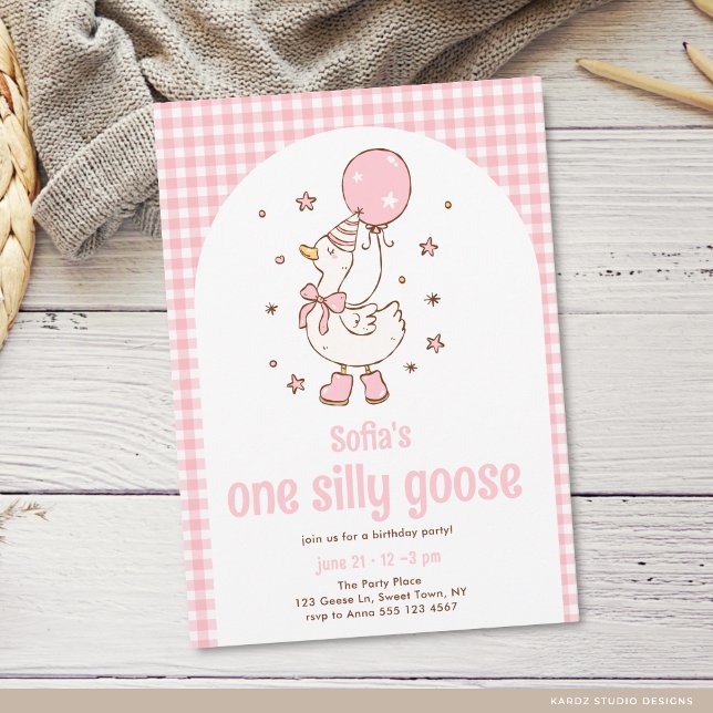 Rosa Gingham-flickor En dum gås 1-årsdag Inbjudningar (The front of the invitation is shown in a 5x7-inch size. Choose size, paper, and corner style.)