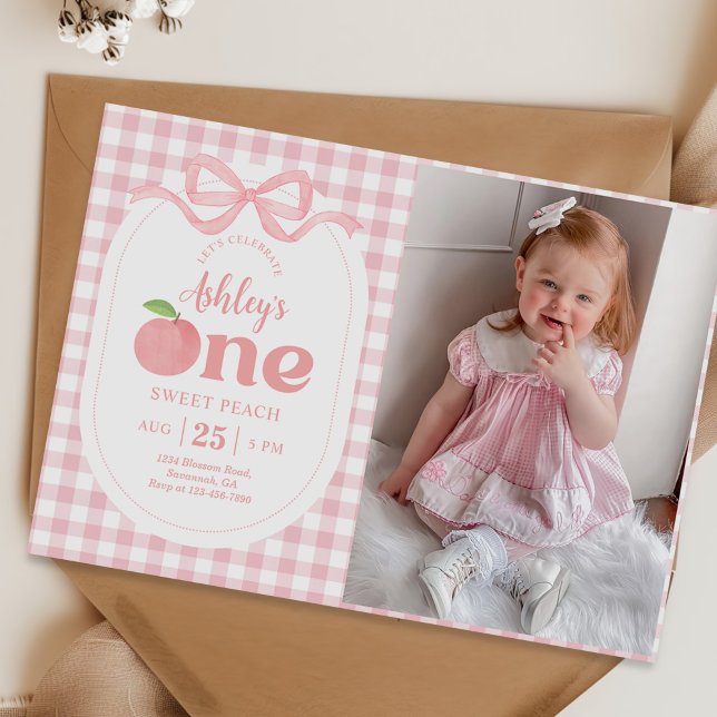 Rosa Gingham Peach First Birthday Photo Inbjudningar (Skapare uppladdad)