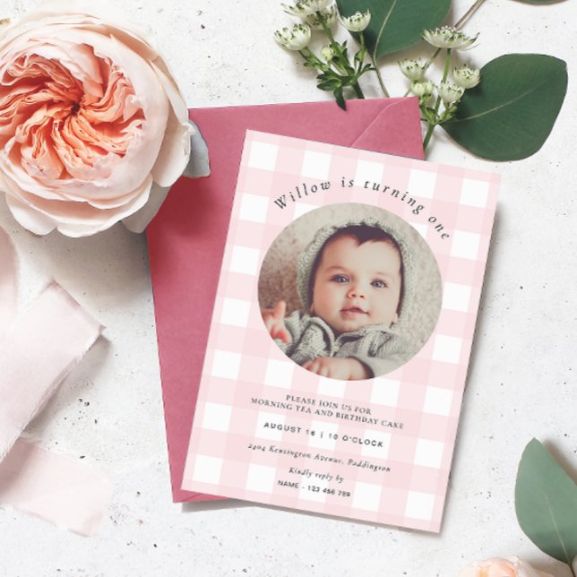 Rosa Gingham Photo Birthday Inbjudningar (Birthday Photo Invitation Pink Gingham Check)