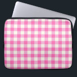 Rosa Gingham Play Cottagecore Laptop Fodral<br><div class="desc">Modern picknicktrend i vår,  med gingham plaid mönster i shock rosa och vitt färg.</div>