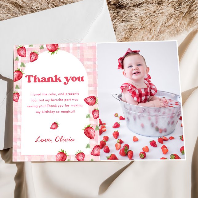 Rosa Gingham Strawberry Birthday Tack you Card Inbjudningar (Skapare uppladdad)