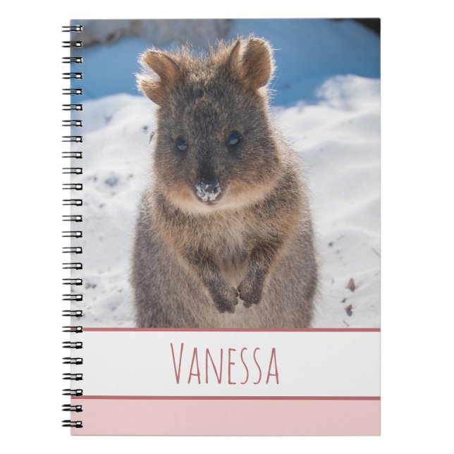 Rosa Girls anpassade namn Quokka på stranden Anteckningsbok (Framsidan)