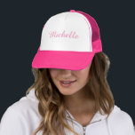 Rosa Girls Modern för att lägga till ditt namn i E Keps<br><div class="desc">Personlig Brev Namn för hans Trendig av Elegant och vit Truckerkeps för hennes malltyp.</div>