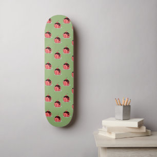 Rosa glass kopp på grönt mini skateboard bräda 18,5 cm