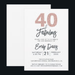 Rosa Glitter 40 och Fabulous | 40:e födelsedag Par Inbjudningar<br><div class="desc">En chic,  elegant,  40-årsfotoinbjudan kan du anpassa och skicka ut för din 40-födelsedagsfests firande. Ord "40 och Fabulous" i svart och rosa glitter ställs in med hjälp av elegantens kalligrafi och modern typografi. Enbart designad för dig med Lycklig Dolphin Studio! @glydolphinstudio</div>