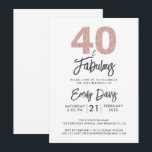Rosa Glitter 40 och Fabulous | 40:e födelsedag Par Inbjudningar<br><div class="desc">En chic,  elegant,  40-årsfotoinbjudan kan du anpassa och skicka ut för din 40-födelsedagsfests firande. Ord "40 och Fabulous" i svart och rosa glitter ställs in med hjälp av elegantens kalligrafi och modern typografi. Enbart designad för dig med Lycklig Dolphin Studio! @glydolphinstudio</div>