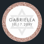 Rosa Glitter Bat mitzvah Ro Guld Runt Klistermärke<br><div class="desc">Chic ro glitter och grått är en modern text med David stjärna på ett klistermärke som är designat för Bat mitzvah inbjudningar och favoritetiketter,  med personlig guld och namn datum. Samordning av papper och dekoration som finns i de Pappra insamlingarna av Grape Ro Rosa Glitter.</div>