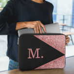Rosa Glitter Black Monogram Laptop Fodral<br><div class="desc">Lägg till lyx och elegans till dina tekniska tillbehör med vår Rosa Glitter Black Monogram Laptop sleeve. Den här sleeven är designad för stil och skydd och behållor din bärbara dator säker samtidigt som den skapar ett fet påstående. Har en slimmad svart bakgrund med ett strålande rosa glitter monogram, ge...</div>