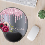 Rosa glitter drop silver metallblommor namn gel musmatta<br><div class="desc">Rosa faux glitter drop,  målardropp,  se på en faux silver metallisk tittar bakgrund. Färgad Flowers i Burgundy och ro guld. Mall för ditt namn. Namn i ro guld är skrivet med ett modernt och trendig handskrivet stil-skript.</div>