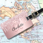 rosa glitter droppar i monogram namn bagagebricka<br><div class="desc">En  rosa,  dammig ro-metallisk tittar bakgrund som dekoreras med faux glitter drops,  färgdropparnas utseende. Anpassa och lägg till namn,  ditt monogram initialer. Din kontaktinformation på baksidan.</div>