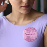 Rosa glitter droppar namn bricka knapp<br><div class="desc">En rosa bakgrund. Dekorerad med rosa faux glitter drops,  färgdroppstift. Anpassa och lägg till ett namn,  skrivet med ett gigantiskt,  handskript i stil. Rosa färgad brev.</div>