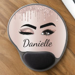 Rosa Glitter Gnistra Eyelash Monogram Namn Gel Musmatta<br><div class="desc">Ro Guld -  Rosa Faux Foil Metallic Gnistra Drips Glitter Brushed Metall Monogram Namn och Initial Eyelash (Lash),  Eyelash Extensions och Ögon  Rosa Mouse Pad (mousepad). Utformningen gör perfekten söt 16-årsjubileum,  bröllop,  möhippa,  årsdag,  babydusch eller bachelorette-festgåva till någon som tittar för ett trendig coola stil.</div>