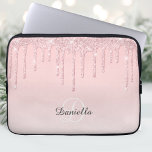 Rosa Glitter Gnistra Monogram Laptop Fodral<br><div class="desc">Söt  rosa färg,  dekorerad med gnistra faux glitter drop design och monogram. Anpassa och lägg till ditt namn i ett handskript i stil. Perfekt till skola eller kontor. Gör en underbar gåva!</div>