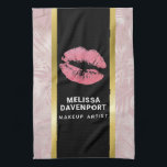 Rosa Glitter Läppar och Ro Guld Tropiska Löv Kökshandduk<br><div class="desc">En handduk med en bakgrund som består av ett modernt tropiskt löv ro guld trendig mönster. Överst är ett svart ram med guld övertoning gräns,  innanför är rosa glitter läppar. Anpassa med namn och titel. Perfekt för skönhetstävlingar.</div>