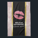 Rosa Glitter Läppar och Ro Guld Tropiska Löv Kökshandduk<br><div class="desc">En handduk med en bakgrund som består av ett modernt tropiskt löv ro guld trendig mönster. Överst är ett svart ram med guld övertoning gräns,  innanför är rosa glitter läppar. Anpassa med namn och titel. Perfekt för skönhetstävlingar.</div>