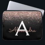 Rosa Glitter och Monogram för Gnistra vid ro Guld Laptop Fodral<br><div class="desc">Ro Guld -  Rosa och svart Faux Glitter och Gnistra Elegant Monogram Fodral. Fodral kan anpassas så att det omfattar ditt första och första namn.</div>