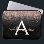 Rosa Glitter och Monogram för Gnistra vid ro Guld Laptop Fodral<br><div class="desc">Ro Guld -  Rosa och svart Faux Glitter och Gnistra Elegant Monogram Fodral. Fodral kan anpassas så att det omfattar ditt första och första namn.</div>