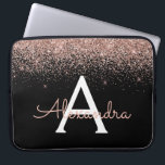 Rosa Glitter och Monogram för Gnistra vid ro Guld Laptop Fodral<br><div class="desc">Ro Guld -  Rosa och svart Faux Glitter och Gnistra Elegant Monogram Fodral. Fodral kan anpassas så att det omfattar ditt första och första namn.</div>