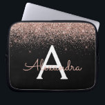 Rosa Glitter och Monogram för Gnistra vid ro Guld Laptop Fodral<br><div class="desc">Ro Guld -  Rosa och svart Faux Glitter och Gnistra Elegant Monogram Fodral. Fodral kan anpassas så att det omfattar ditt första och första namn.</div>