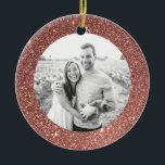 Rosa Glitter Ram Helgdag jul Ornamet Julgransprydnad Keramik<br><div class="desc">Ett modernt ram av faux ro guld med gnistor och skiner på denna anpassningsbar julprydnad med ditt personliga foto på ena sidan och lätt anpassad malltext på baksidan. Minneshögtid året med denna personlig prydnad eller ge till familjen som en unik helgdag keepsaké.</div>