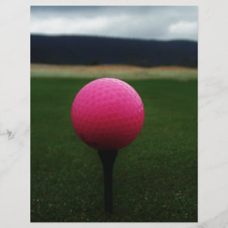 Rosa Golf Boll på en golfbana i bergsområden