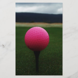 Rosa Golf Boll på en golfbana i bergsområden