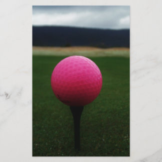 Rosa Golf Boll på en golfbana i bergsområden