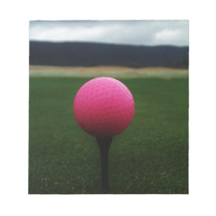 Rosa Golf Boll på en golfbana i bergsområden Anteckningsblock