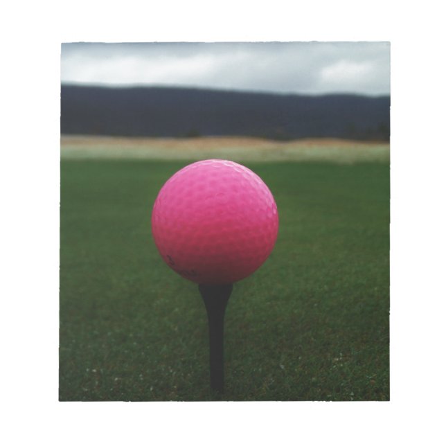 Rosa Golf Boll på en golfbana i bergsområden Anteckningsblock (Framsida)